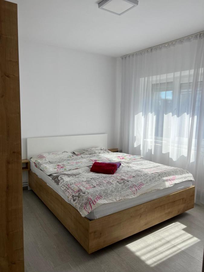 Nicola Flat Mall Arad Bagian luar foto